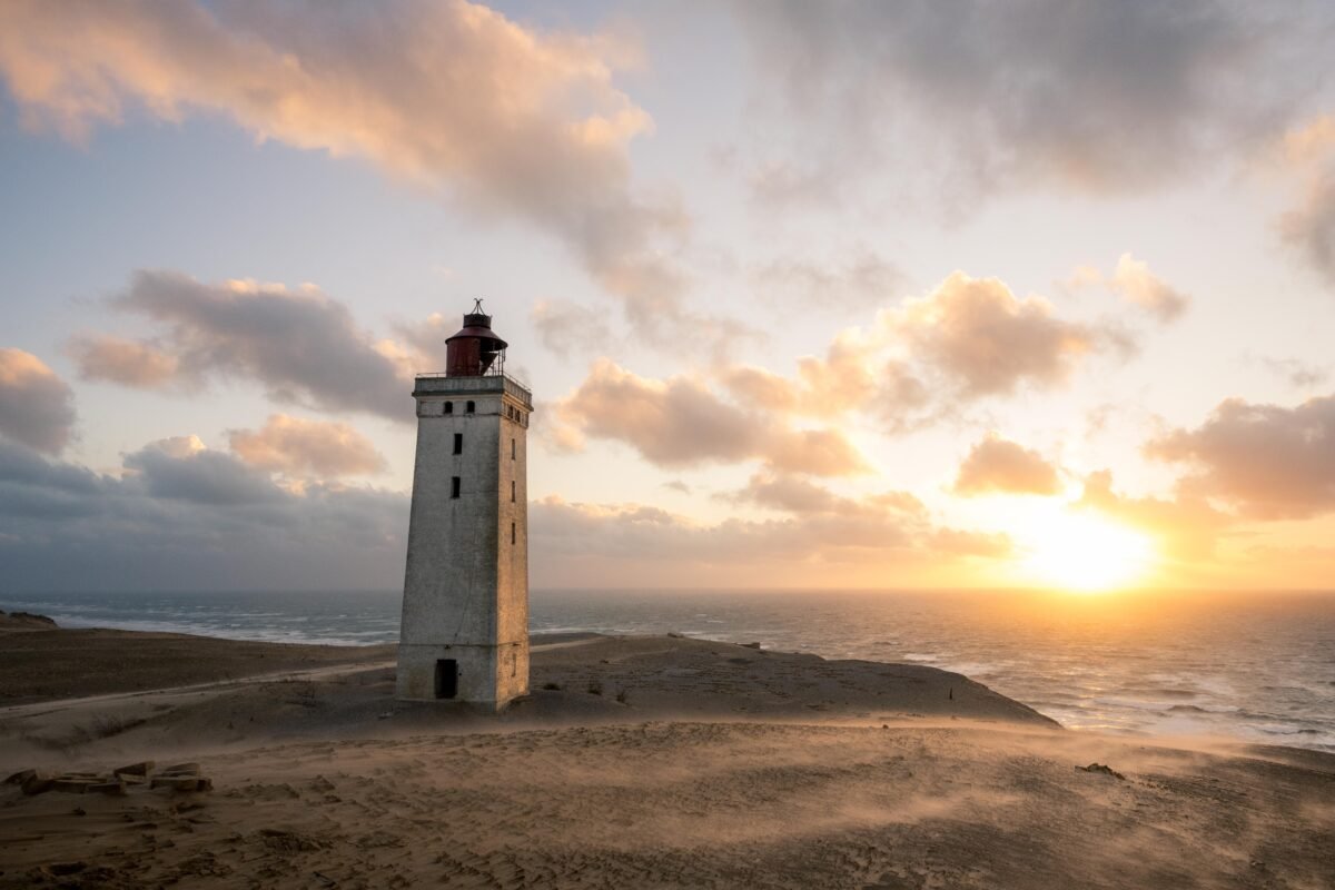 de vuurtoren Rubjerg Knude bij zonsondergang
