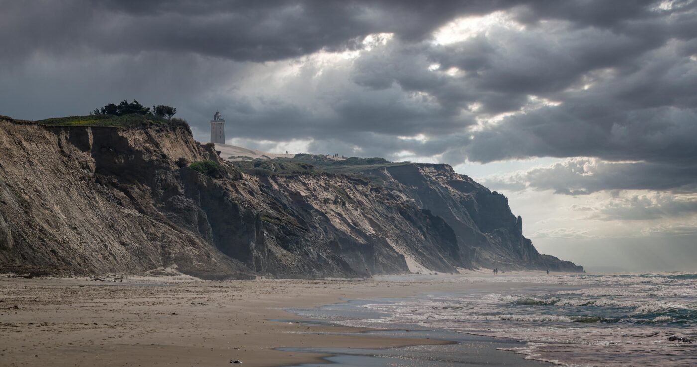 Rubjerg Knude vuurtoren bovenop de duinen aan de Deense westkust