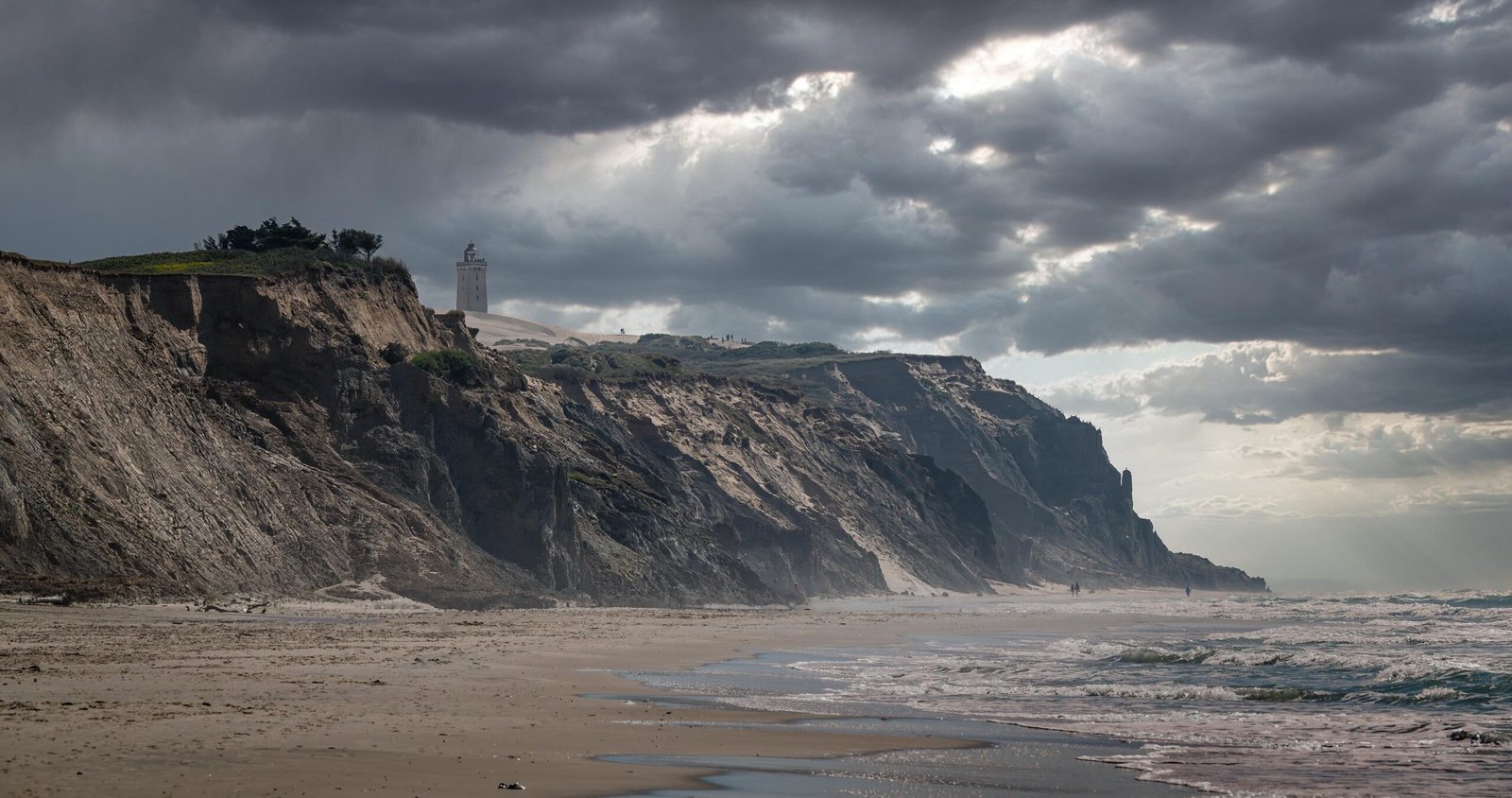 Rubjerg Knude vuurtoren bovenop de duinen aan de Deense westkust