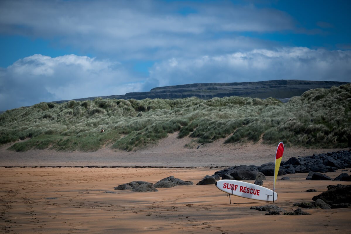 Fanore Beach surfers Atlantische golven