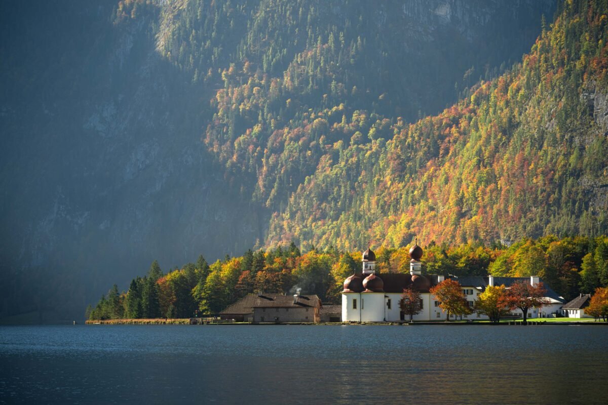 St Bartholomä kerk rode uientorens Königssee herfst