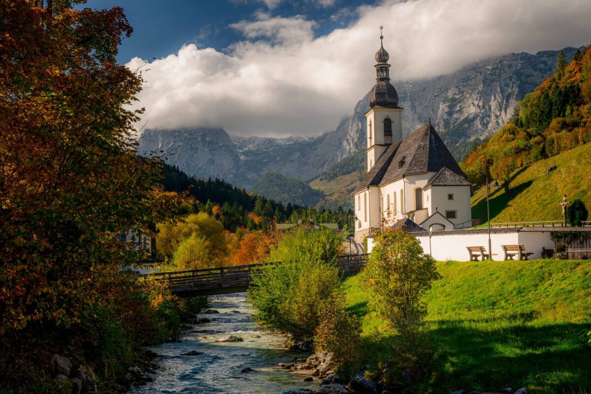 Ramsau bei Berchtesgaden St Sebastian kerk Watzmann herfst