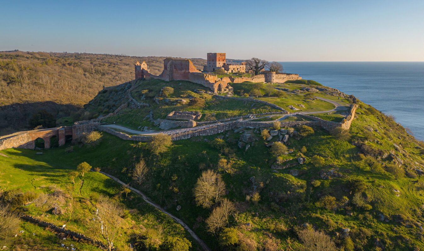 Hammershus burchtruïne vanaf lucht gezien Bornholm