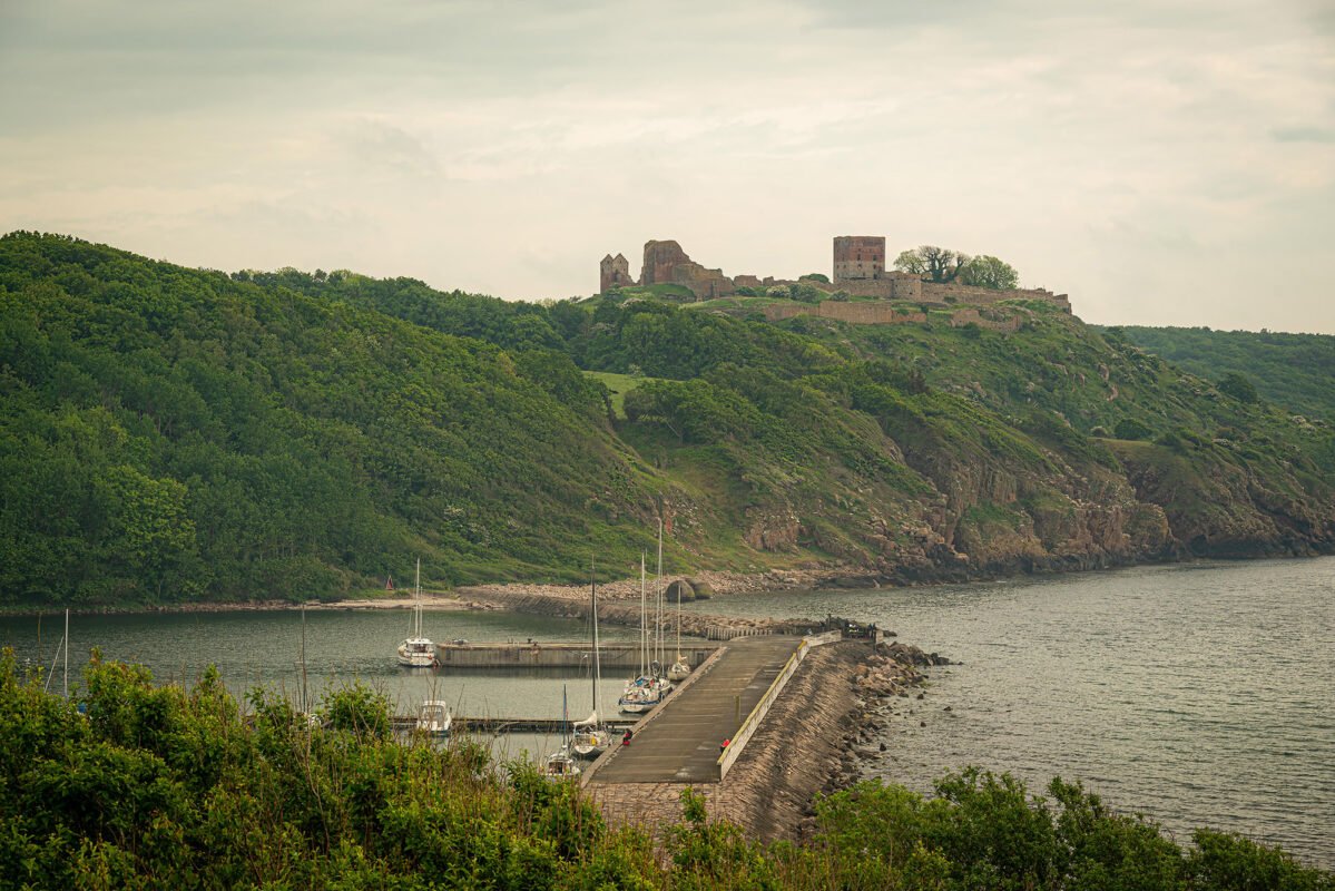 Hammershus vestingmuren vanaf noordkant