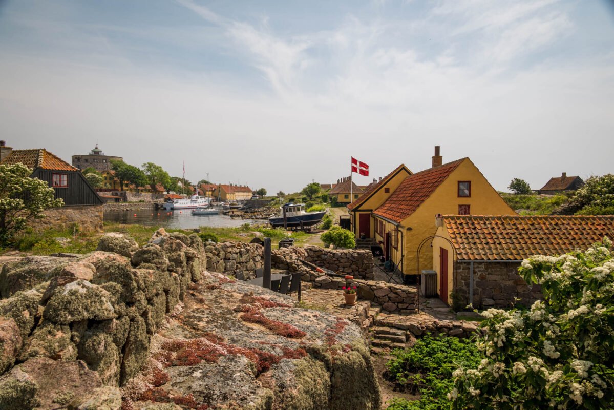 Bewoners en gekleurde huizen op Christiansø