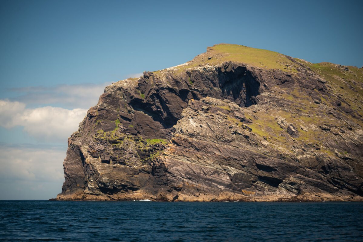 Sfeervolle zonsondergang over de Ierse kust