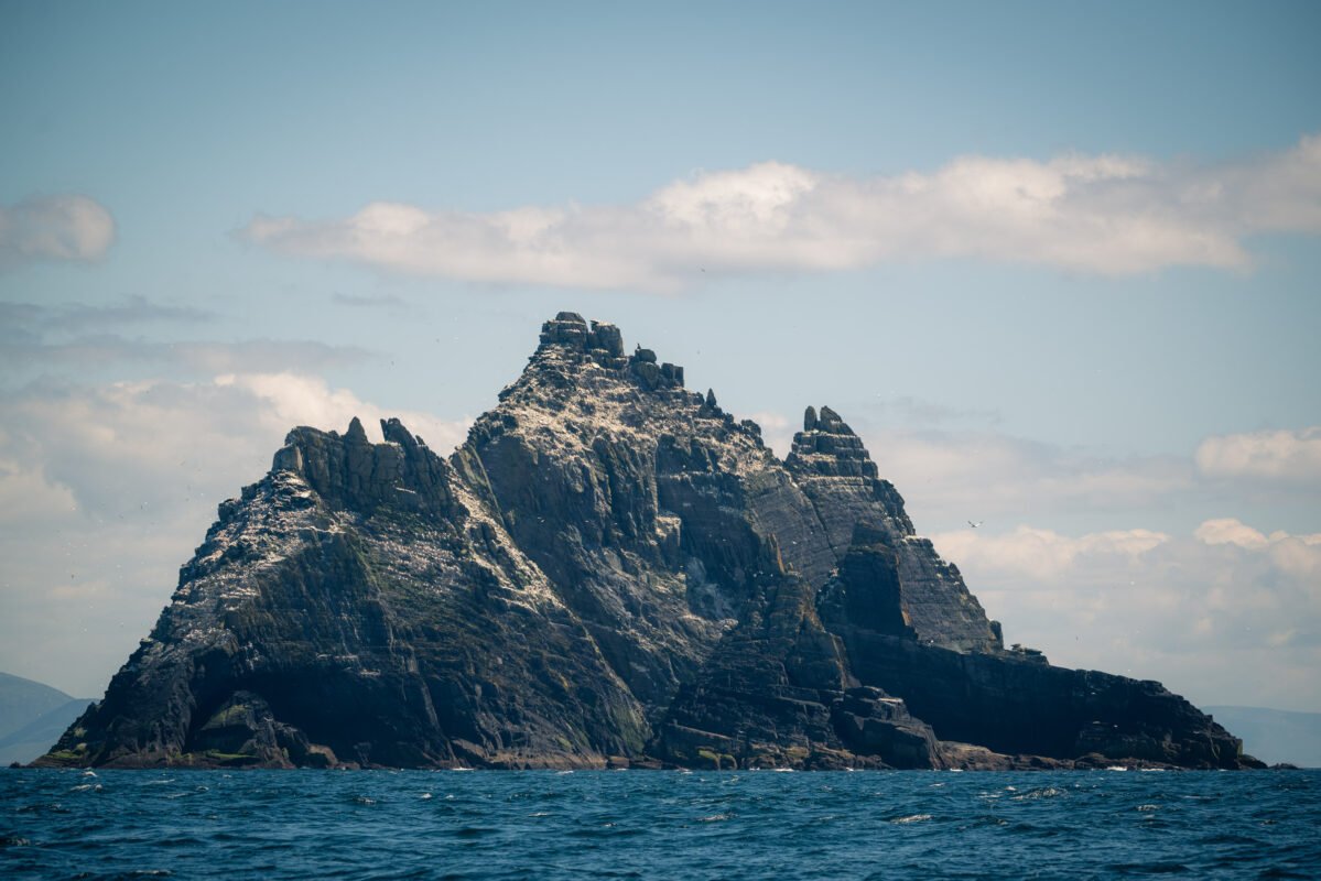 Portmagee haven met kleurrijke gebouwen