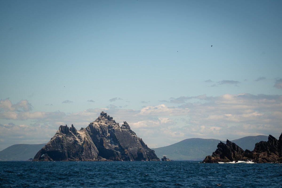 Sfeervolle kustlijn met rotsen en branding