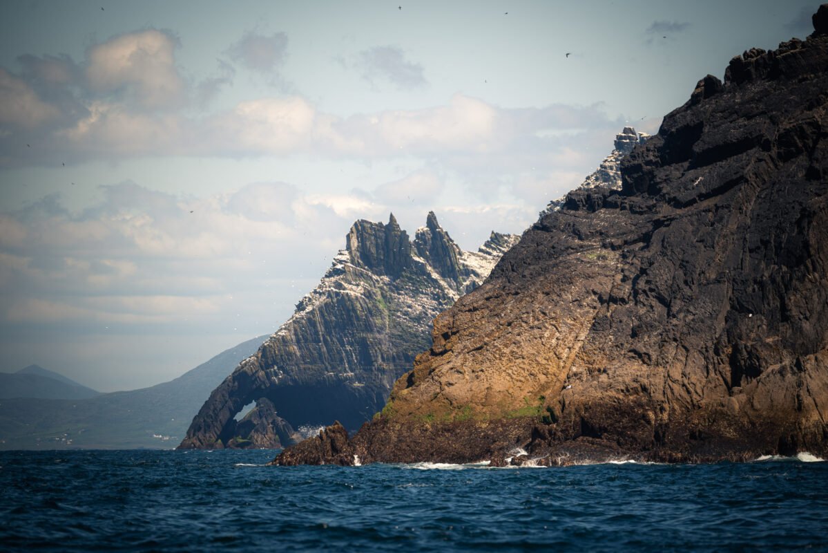 Dramatische rotsformaties en kliffen langs de Kerry kust