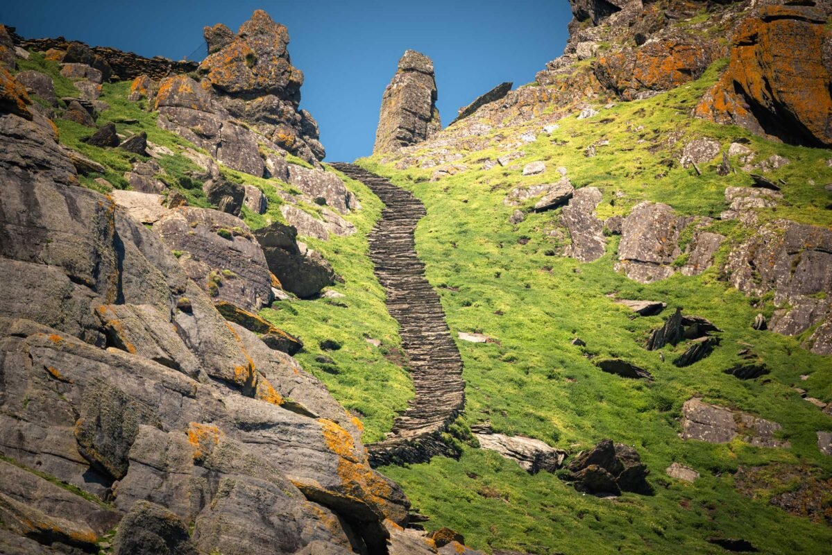 De 618 in rots uitgehakte treden omhoog naar het klooster op Skellig Michael