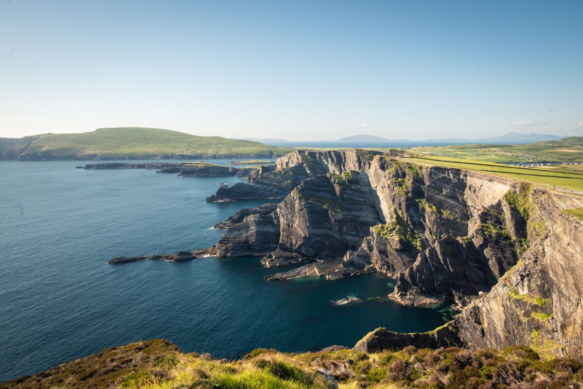 De Kerry Cliffs met uitzicht over de Atlantische Oceaan richting de Skellig Islands