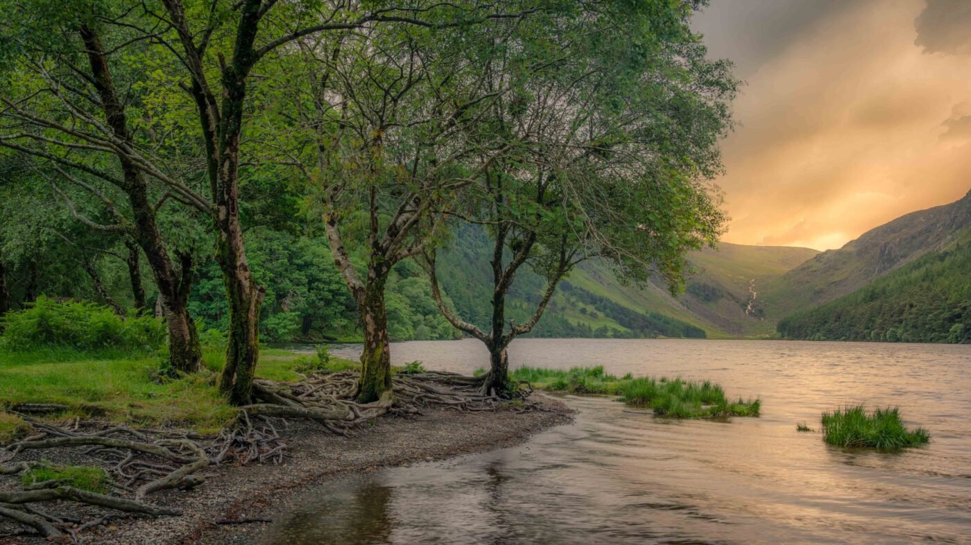 Lower Lake Glendalough bij zonsondergang met reflecties