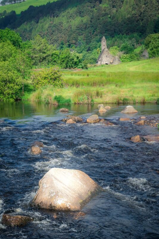 Verticale opname van de Ronde Toren van Glendalough met kerkhof