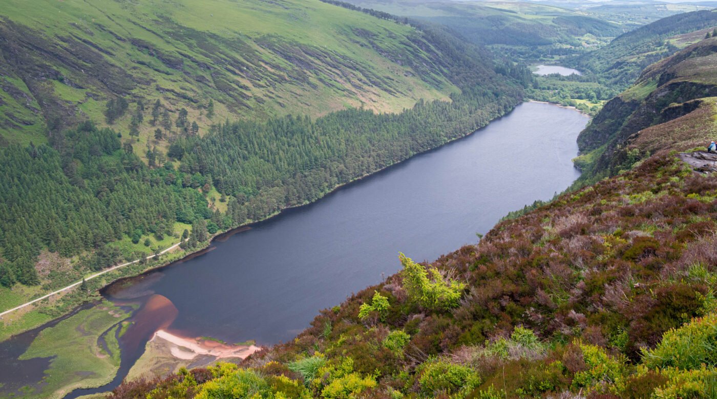 Beboste oever van Upper Lake met reflecties