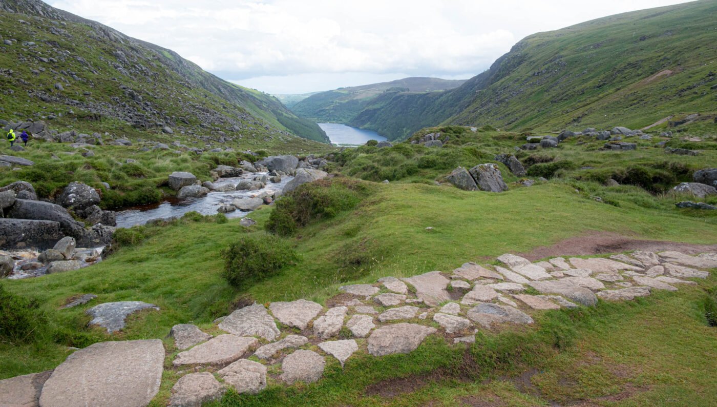 Wijds uitzicht over Upper Lake met dramatische wolken