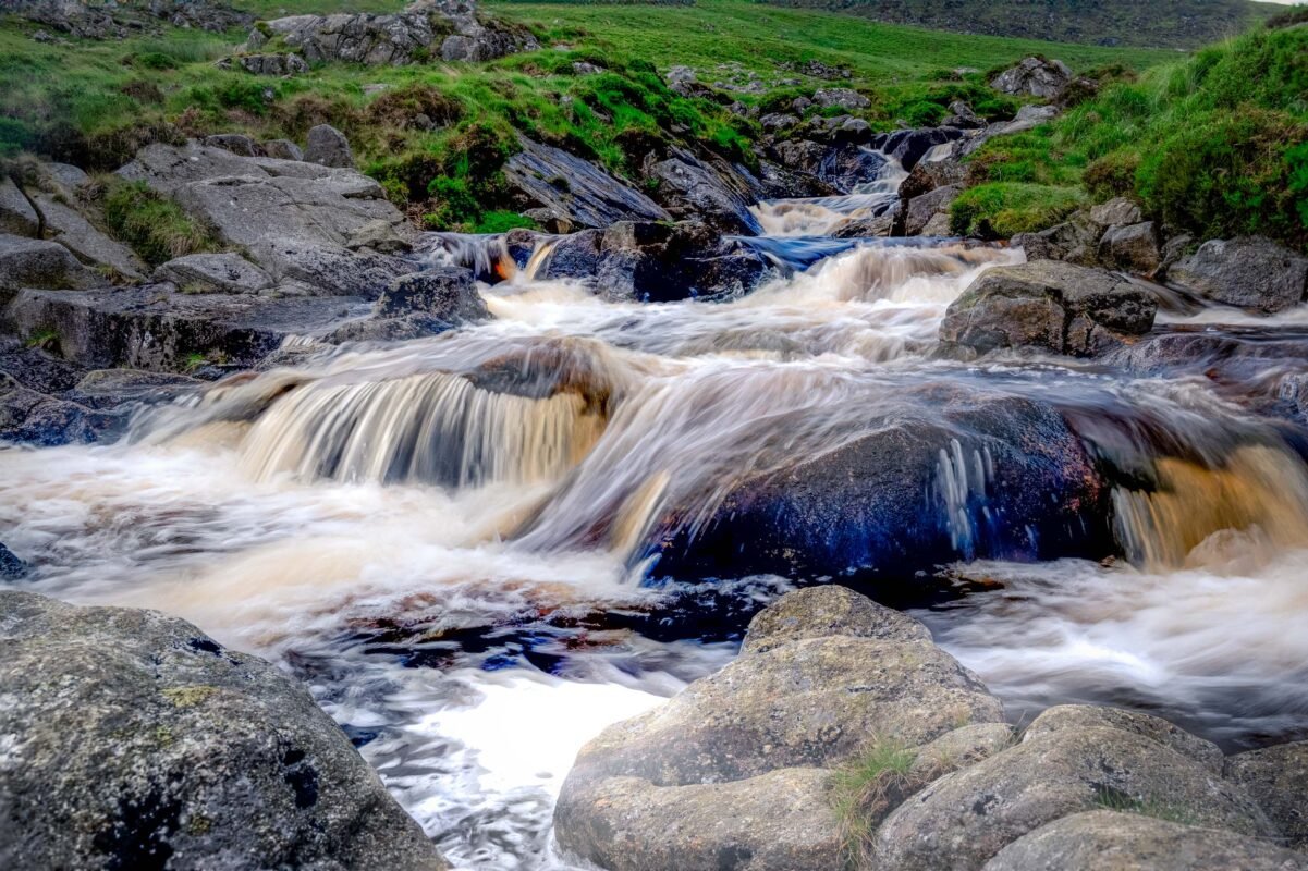 Glenealo vallei met bergbeek en rotsen