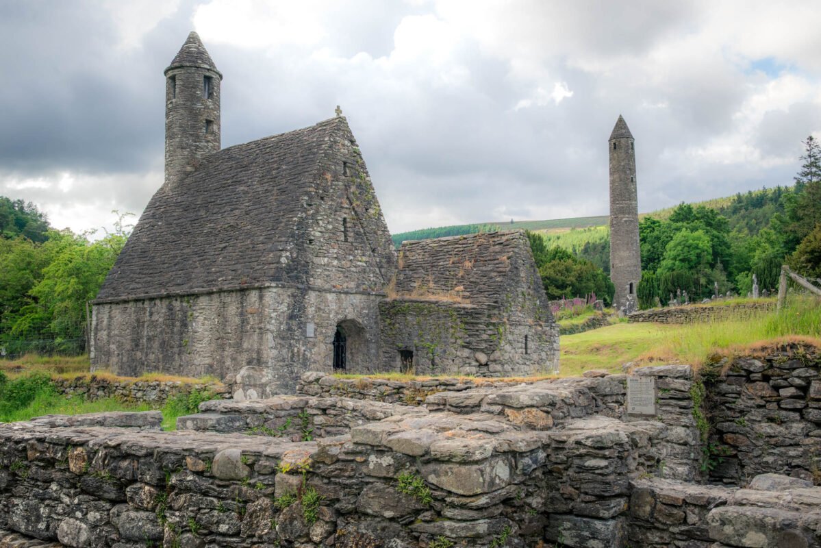 Boardwalk pad langs de kliffen met uitzicht over de vallei