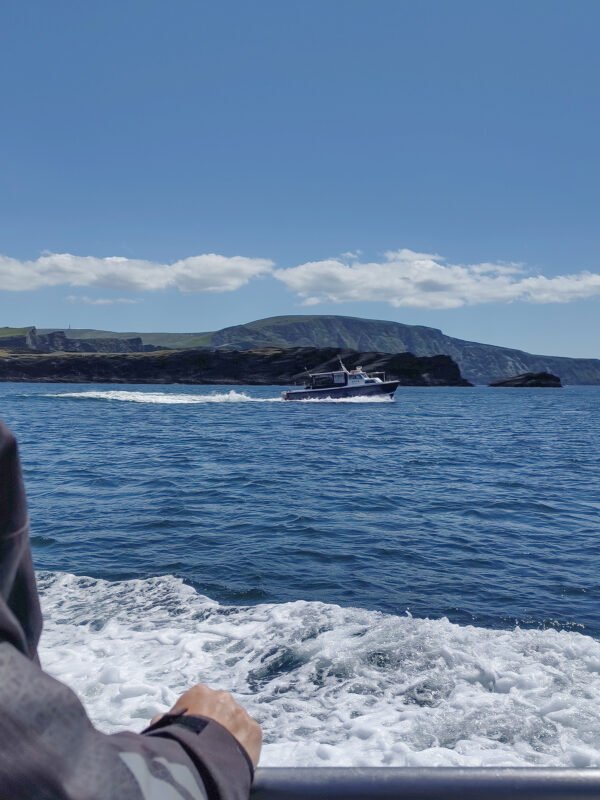 Uitzicht vanaf de trap op Skellig Michael over de oceaan